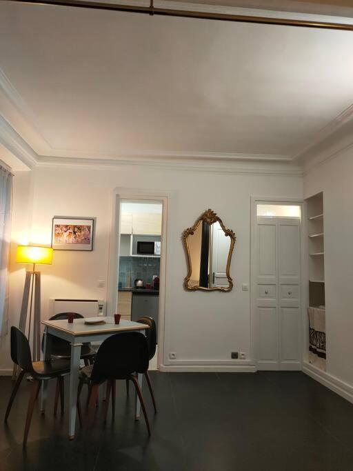Appartement Les Abbesses Paris Exterior foto